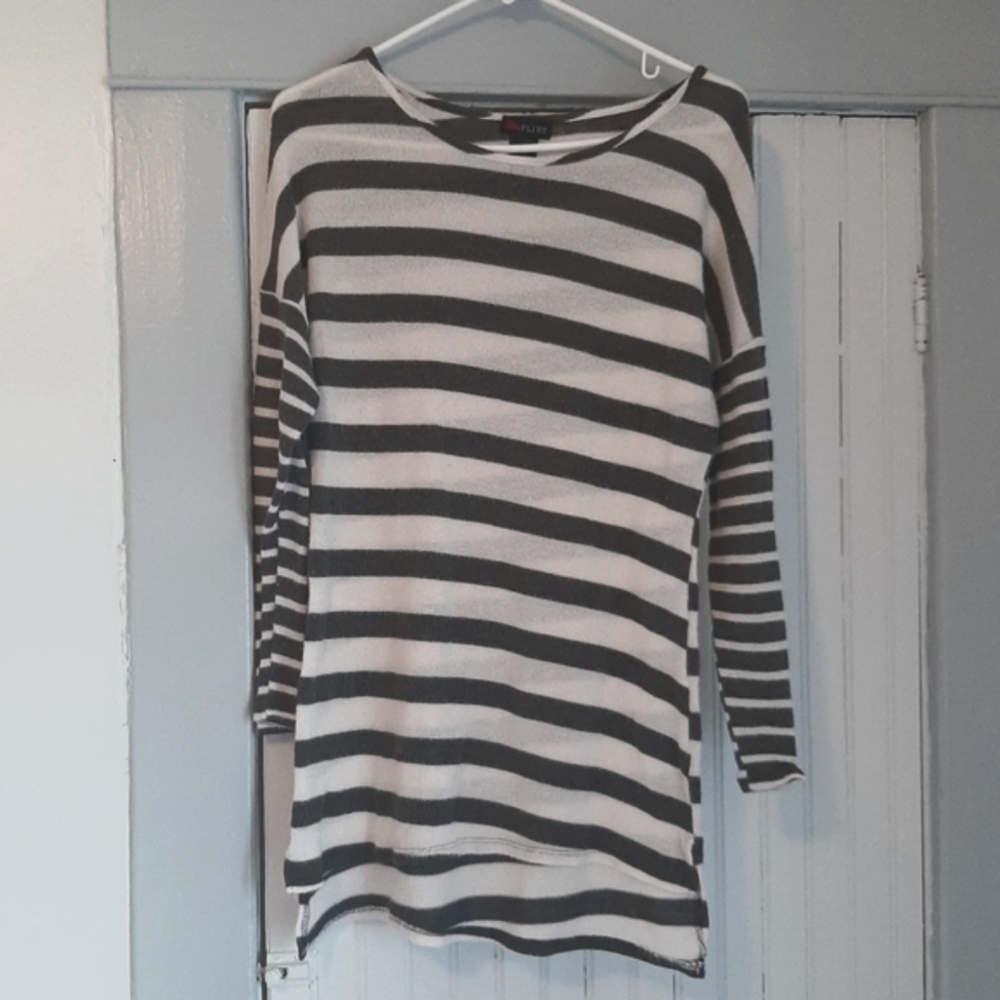 Women's size XL Ultra Flirt Hi-Low gray and white striped sweater